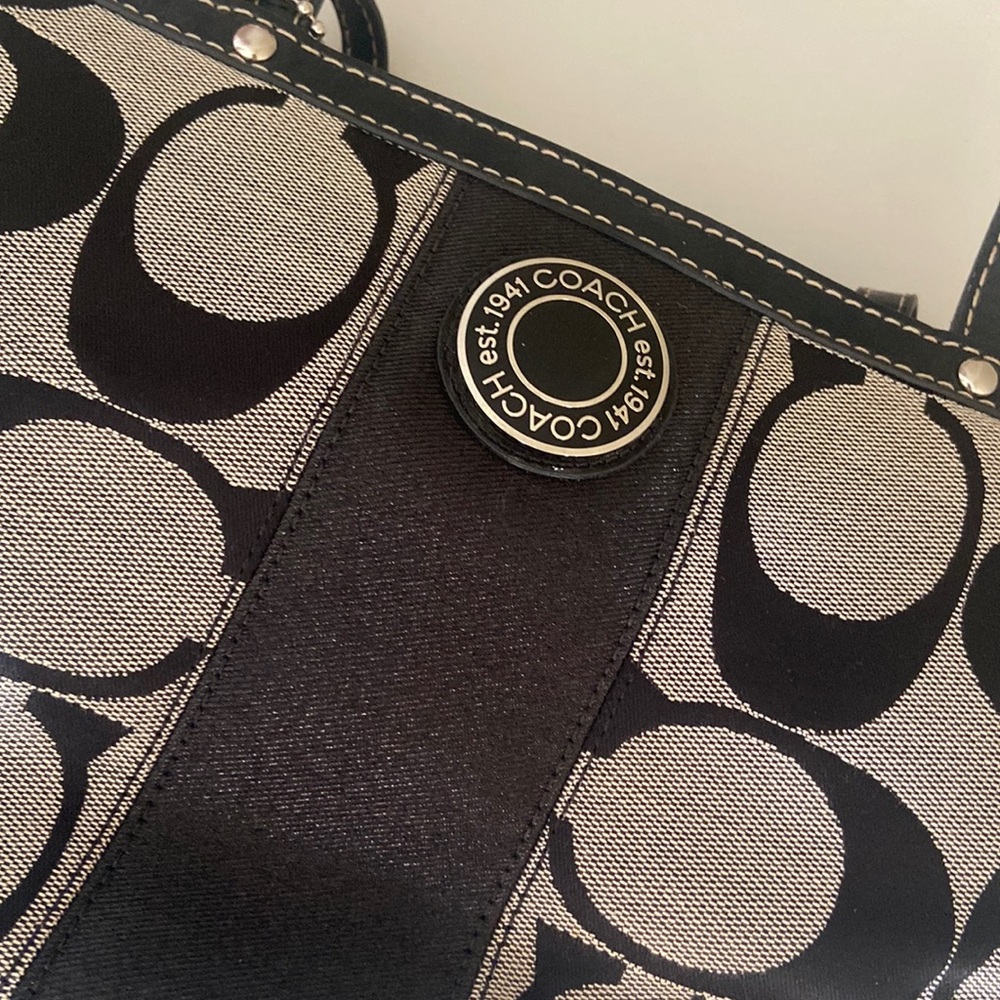 Women coach authentic logo pattern